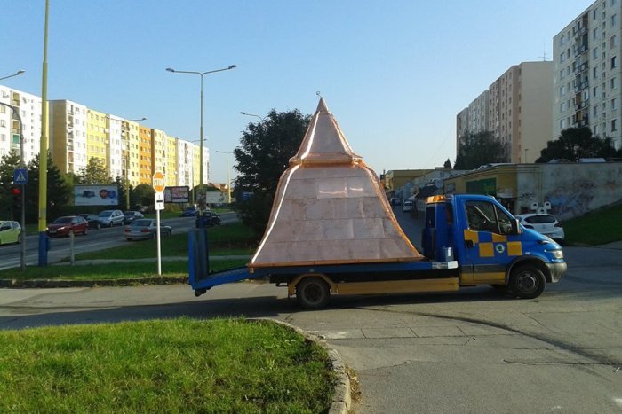 Ilustračný obrázok k článku Zvonica na sídlisku Šváby je späť: Už priviezli aj medenú kupolu!