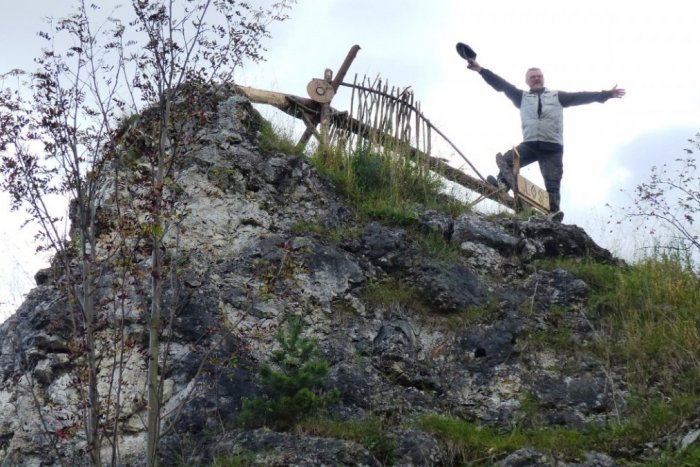 Ilustračný obrázok k článku Výtvarné sympózium v Gánovciach: Z travertínovej kopy sa na svet  pozerá praveký los