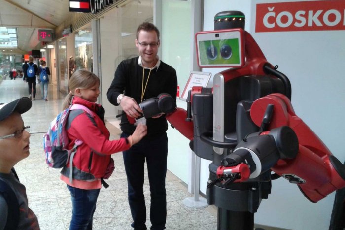 Ilustračný obrázok k článku Má tri nohy a animovanú tvár: V Žiline púta pozornosť humanoidný robot Baxter