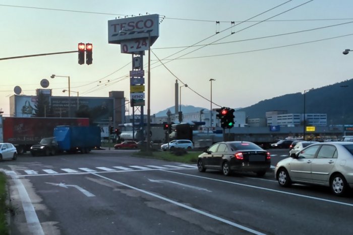 Ilustračný obrázok k článku Žilinčania, pozor na dôležitú zmenu: Pre práce na križovatke Tesco týždeň obchádzky!