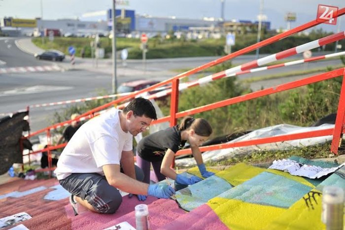 Ilustračný obrázok k článku Poprad milujeme, preto ho maľujeme: Prvým schodom vdýchol život aj viceprimátor Adrián Kromka