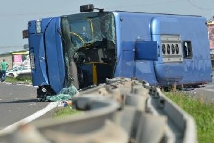 Ilustračný obrázok k článku Tri týždne po nehode autobusu sú v nemocnici ešte dve zranené