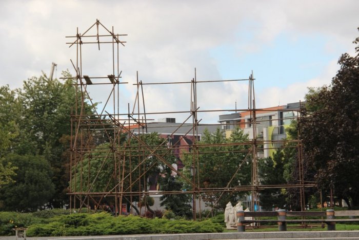 Ilustračný obrázok k článku Stavebný materiál ako umenie: Katedrála z lešenia ozvláštnila Divadelnú Nitru!