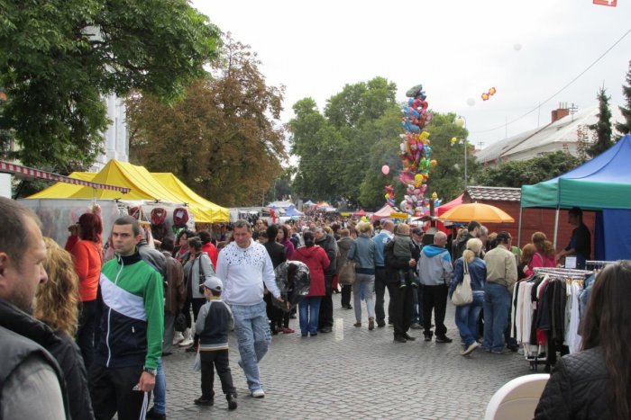 Ilustračný obrázok k článku Zlatomoravecký jarmok štartuje už o pár hodín a prinesie zmeny v doprave: Dôležité info pre vodičov!