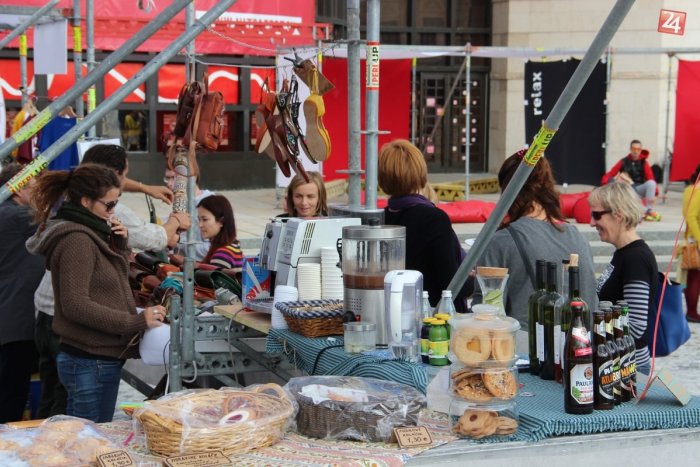 Ilustračný obrázok k článku Oddych a zaujímavé výrobky: Námestie ožilo divadelným jarmokom