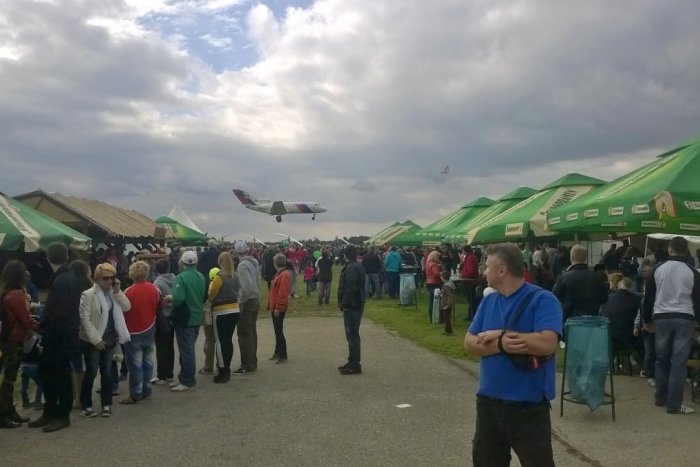 Ilustračný obrázok k článku Bombardovanie, stíhačky, vrtuľníky aj vládny špeciál: Letecký deň v Nových Zámkoch + FOTO a VIDEO