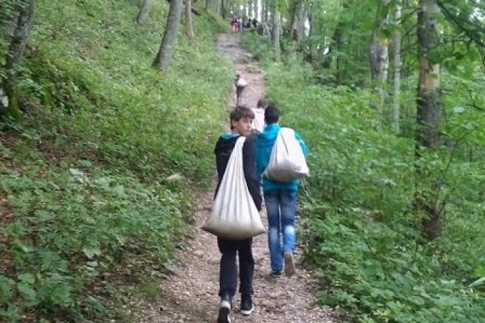 Ilustračný obrázok k článku Revúckym gymnazistom sa dostalo poďakovania: Na Muránsky hrad šľapali s vreciami piesku!