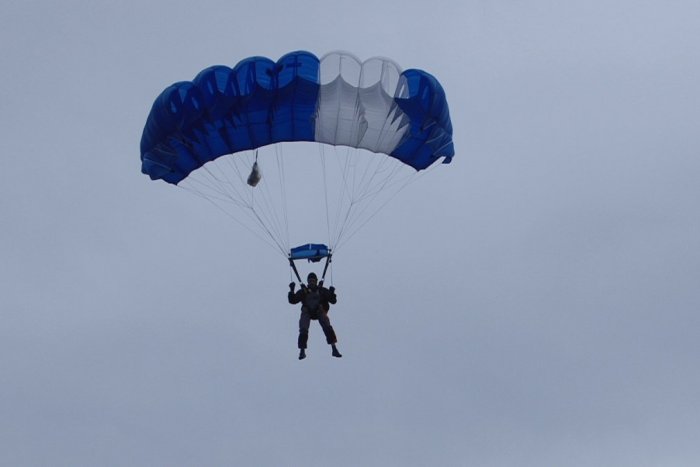 Ilustračný obrázok k článku Unikátne zábery zo Spišskej: Parašutista nakrútil vlastný zoskok, pozrite si čo videl