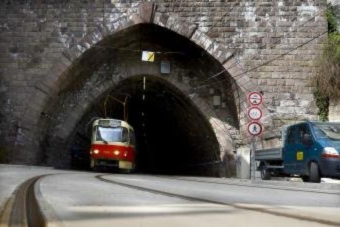 Ilustračný obrázok k článku Tunel pod hradom bude v utorok pre električky krátkodobo uzavretý, rátajte s obmedzeniami