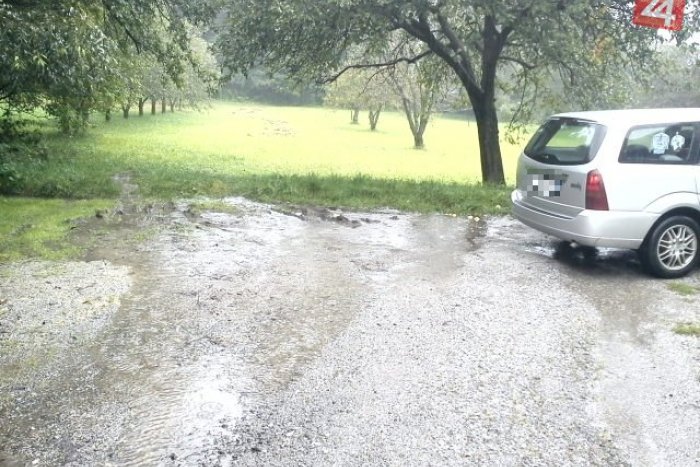 Ilustračný obrázok k článku Dych vyrážajúce zábery bystrickej ulice: Cesta dokonca nemá ani asfalt!