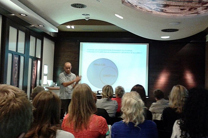 Ilustračný obrázok k článku Lektor Tomáš Hajzler ohúril svojou prednáškou: Dobre rady aj tipy ako dosiahnuť pracovnú kariéru