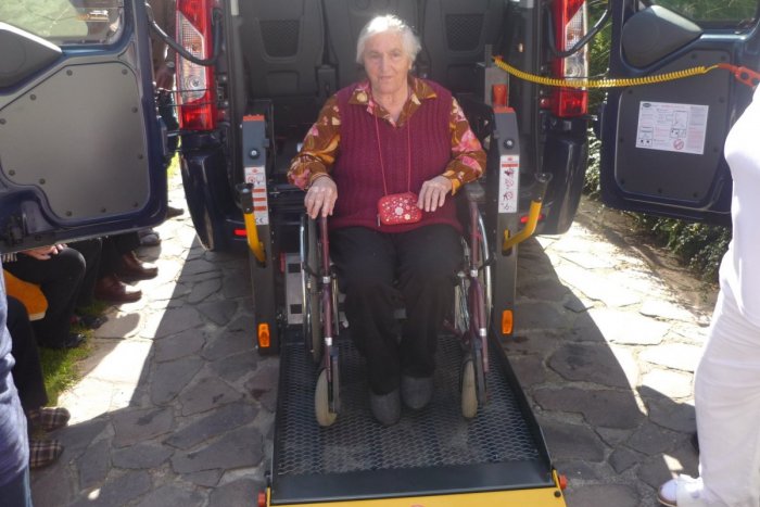 Ilustračný obrázok k článku Seniorov v Janovej Lehote bude voziť špeciálne auto: Starostka ho krstila sektom, posvätil ho aj farár!