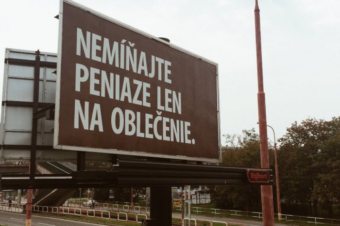 Ilustračný obrázok k článku Záhadné bilbordy v hlavnom meste: Kto je autor kampane "Neťahajte deti po nákupoch"?