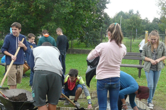 Ilustračný obrázok k článku Návrat prievidzských žiakov k prírode: Na základke si vytvorili vlastné arborétum!