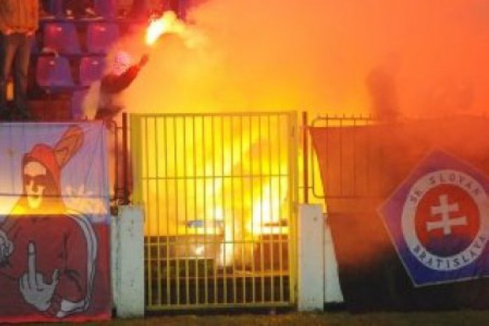 Ilustračný obrázok k článku Tomáš, ktorý mal hodiť delobuch medzi ružomberských fanúšikov, vraj blufoval