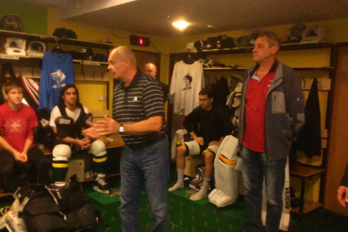 Ilustračný obrázok k článku EXKLUZÍVNY ZÁZNAM: Prvé slová nového trénera v kabíne žilinských vlkov