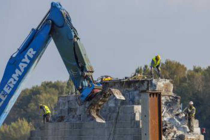 Ilustračný obrázok k článku Takto pokračujú búracie práce na Starom moste