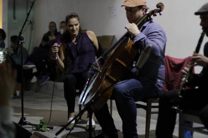 Ilustračný obrázok k článku Podchod stanice sa naplnil: Jana Kirschner s hosťami očarila Topoľčany!