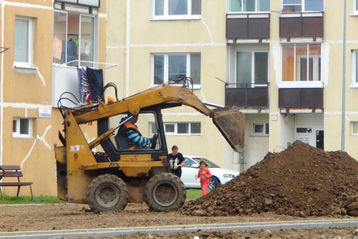 Ilustračný obrázok k článku Práce na Hviezdoške finišujú: Makajú desiatky ľudí, nezabudlo sa ani na sánkarskú dráhu!