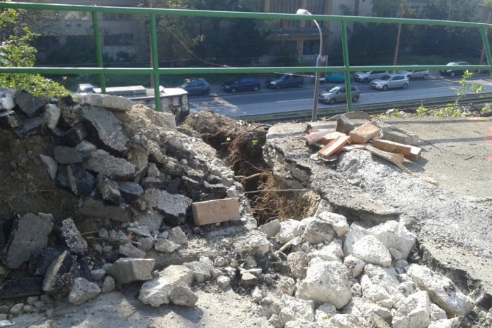 Ilustračný obrázok k článku Izolovaní obyvatelia Žižkovej ulice: Po zosuve svahu