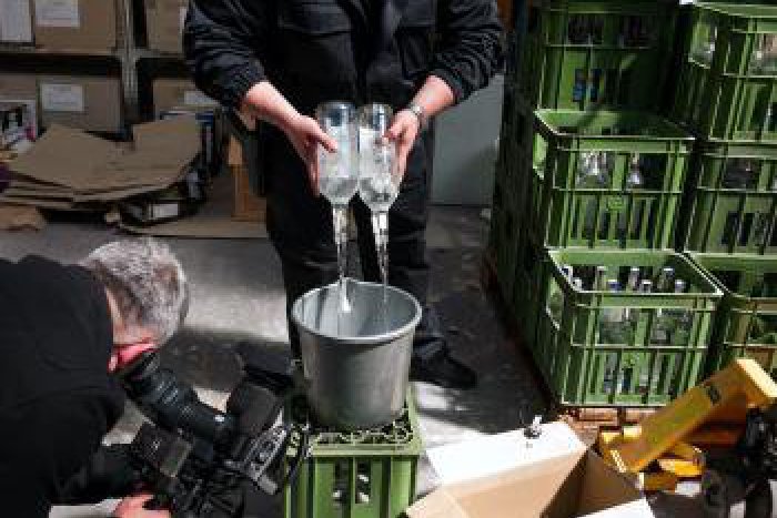 Ilustračný obrázok k článku Colníci likvidovali stovky litrov liehu: Vyliali ho do pilín