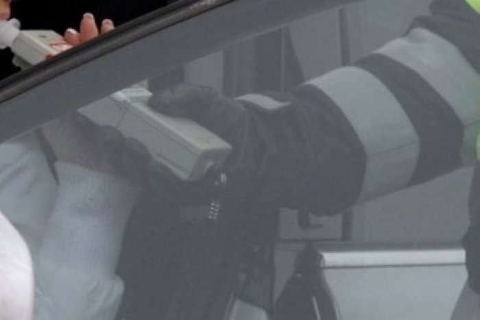 Ilustračný obrázok k článku Alkohol za volantom opäť úradoval: Miroslav (19) skončil v drevenom plote