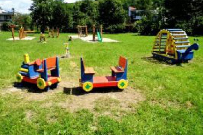 Ilustračný obrázok k článku Rodičia a ich deti sa dočkali: V Revúcej pribudli nové detské ihriská