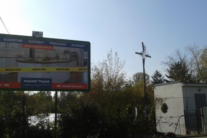 Ilustračný obrázok k článku Náhoda? Pri mieste vraždy bilbord s nápisom: Miesto činu