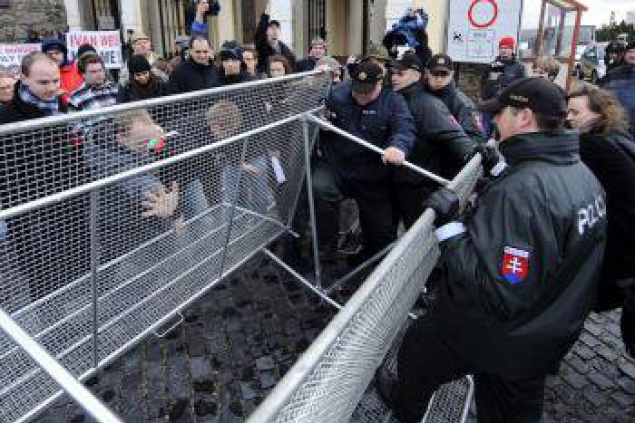 Ilustračný obrázok k článku Do výzbroje policajtov možno pribudne elektrická zbraň: Taser