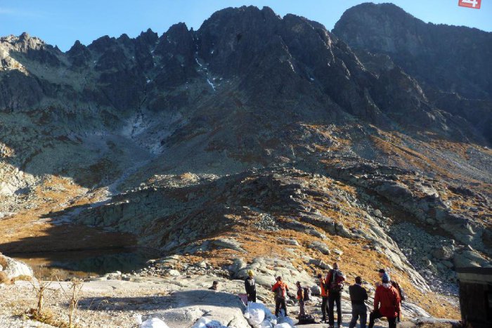 Ilustračný obrázok k článku Záchranná akcia, ktorá trvala 15 hodín: Uviaznutí turisti nocovali aj s dieťaťom pod Lomničákom