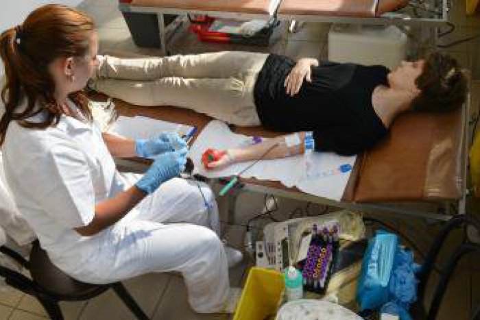 Ilustračný obrázok k článku "Nebuď tuniak a daruj krv!" Odštartovala Študentská kvapka krvi, pátra sa najmä po A pozitív a RH negatív