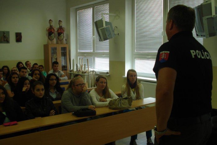 Ilustračný obrázok k článku Policajná beseda na zdravotníckej škole: Deti oboznámili s  nástrahami dnešného sveta!
