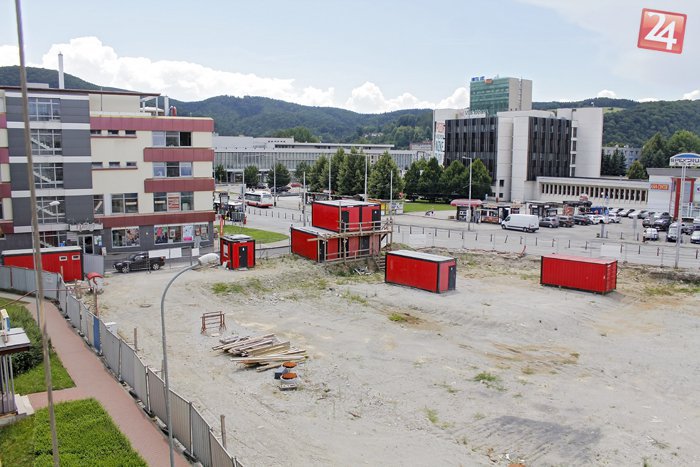 Ilustračný obrázok k článku Diera pri mestskom úrade straší naďalej