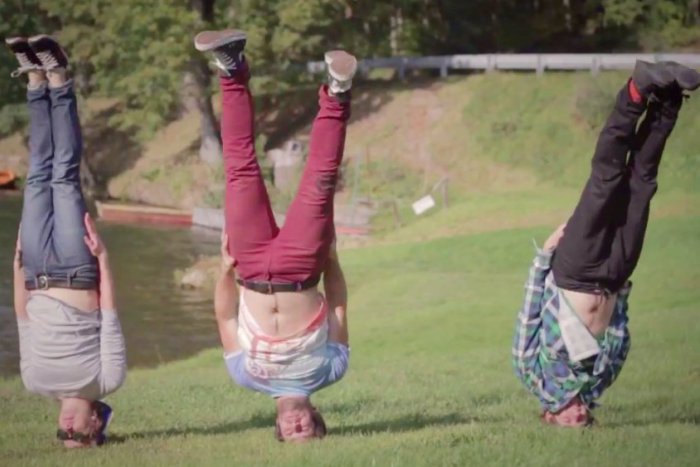 Ilustračný obrázok k článku Slnko, úsmevy a dobrá nálada: Spríjemnite si deň novým klipom kapely Jamestown!