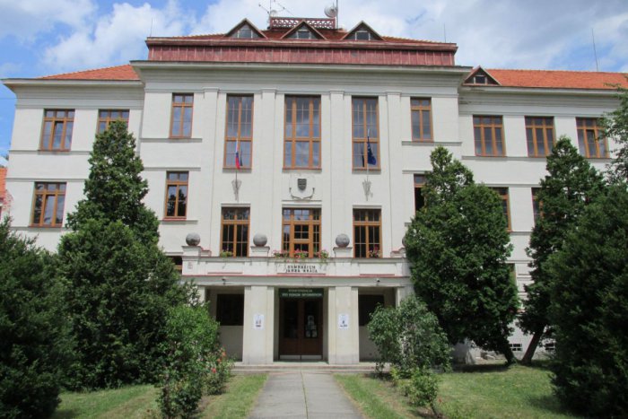 Ilustračný obrázok k článku Čo sa dialo na gymnáziu v Moravciach?! Po škole chodil študent s igelitkou na hlave