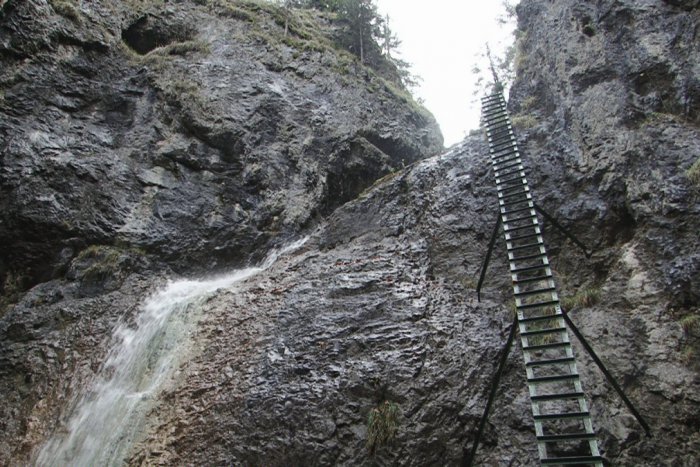 Ilustračný obrázok k článku Desivá udalosť v Slovenskom raji: Mladá turistka (19) letela 20 metrov voľným pádom!