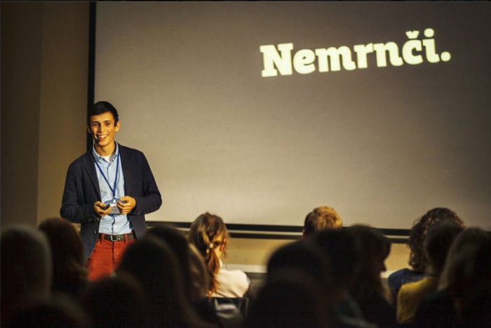 Ilustračný obrázok k článku 11 inšpirujúcich rečníkov a viewing parties na školách. Takto vyzeral Jump Slovensko 2014