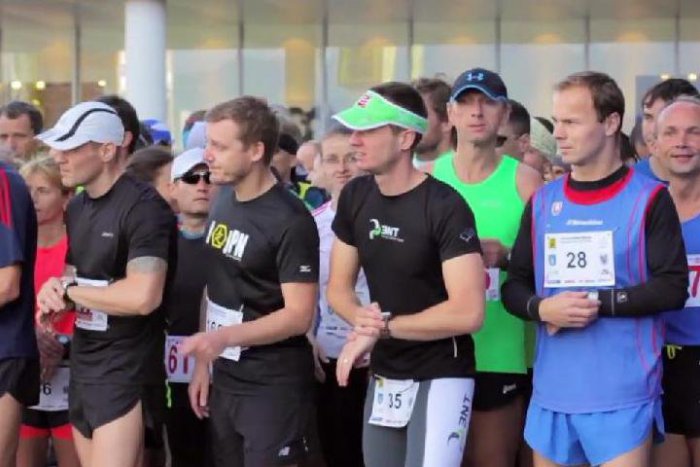 Ilustračný obrázok k článku Cez mesto sa rozbehli desiatky bežcov: Polmaratón zdolali aj naboso!