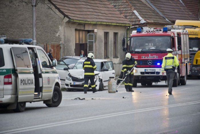 Ilustračný obrázok k článku Na ceste došlo k tragédii: Zrazilo sa auto s nákladiakom, mladá žena (†32) zahynula