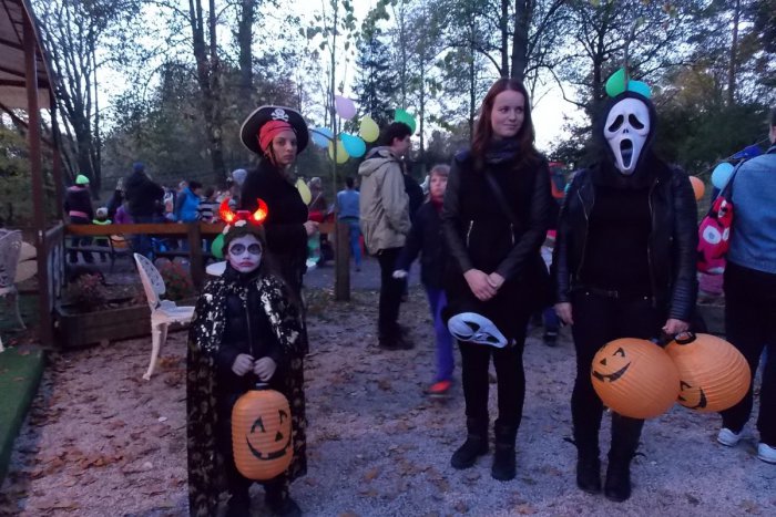 Ilustračný obrázok k článku Zoologická záhrada v Spišskej ukončila svoju sezónu: Zvieratám robili spoločnosť múmie, kostry a čarodejnice