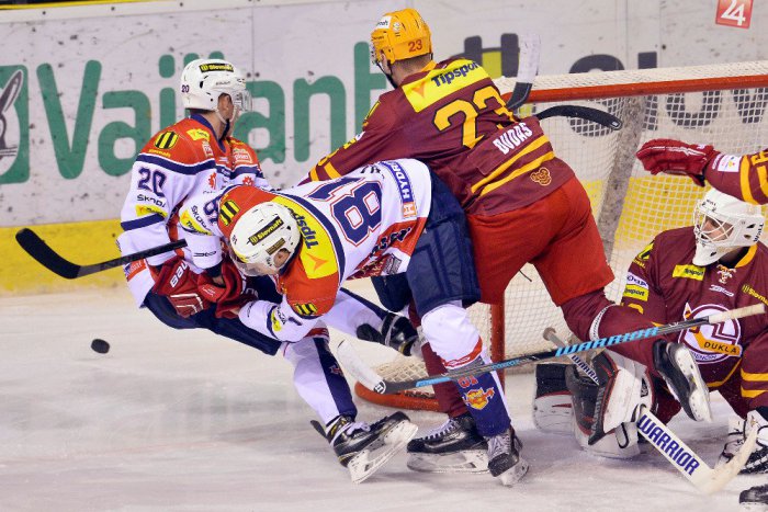 Ilustračný obrázok k článku Pod hradom Matúša Čáka neúspešne: Zvolenskí hokejisti nevedeli nájsť recept na brankára Konráda