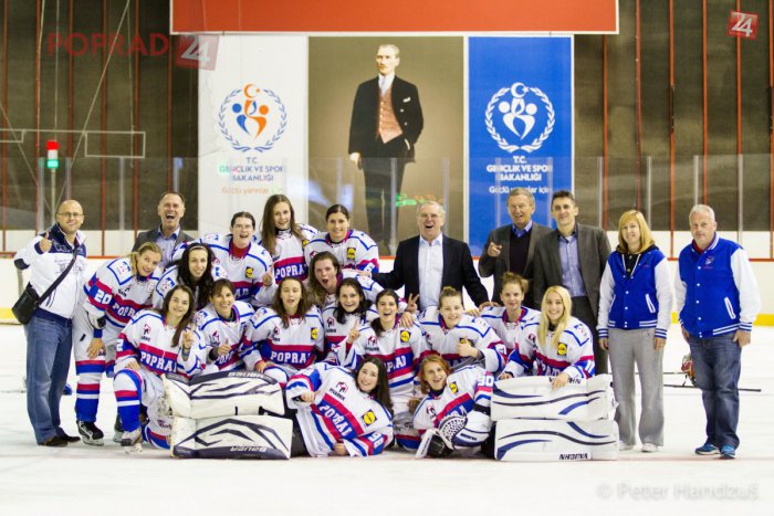 Ilustračný obrázok k článku Popradské hokejistky postúpili do druhého kola ligy majstrov. Peniaze na letenky do Ruska ale nemajú