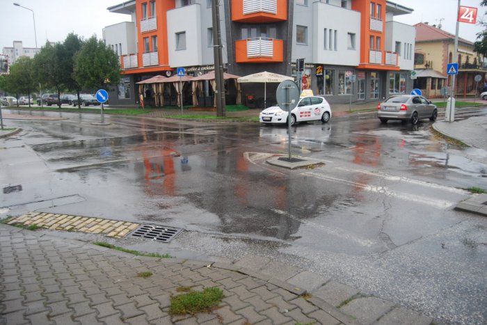 Ilustračný obrázok k článku Novozámocké cesty očami vodičov: 3 miesta, ktorých sa pri jazdení v našom meste obávajú najviac