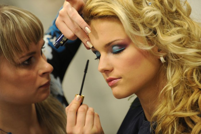 Ilustračný obrázok k článku Sezóna stužkových je za dverami: Koľko v Brezne zacvakáte za šaty, make up či účes?