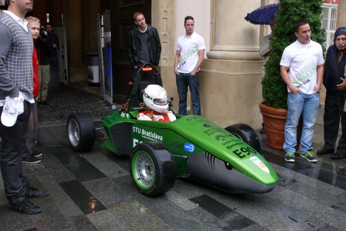 Ilustračný obrázok k článku Milovníci rýchlych strojov sa majú na čo tešiť: V Bystrici budú jazdiť formule!