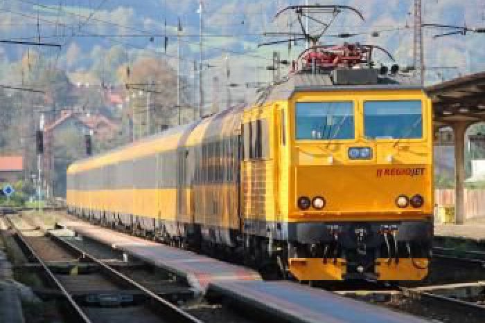 Ilustračný obrázok k článku Študenti a dôchodcovia: Od 17. novembra budete cestovať vlakmi zadarmo