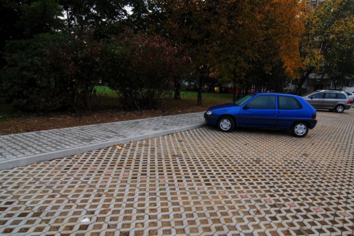 Ilustračný obrázok k článku V Petržalke sa opäť sfunkčnilo parkovisko na Macharovej. Vodiči však stále parkujú na chodníkoch