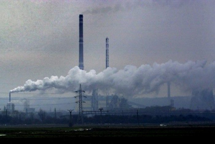 Ilustračný obrázok k článku Areál chemických závodov v Strážskom: Viac ako 50 hasičov, sirény aj obmedzená doprava