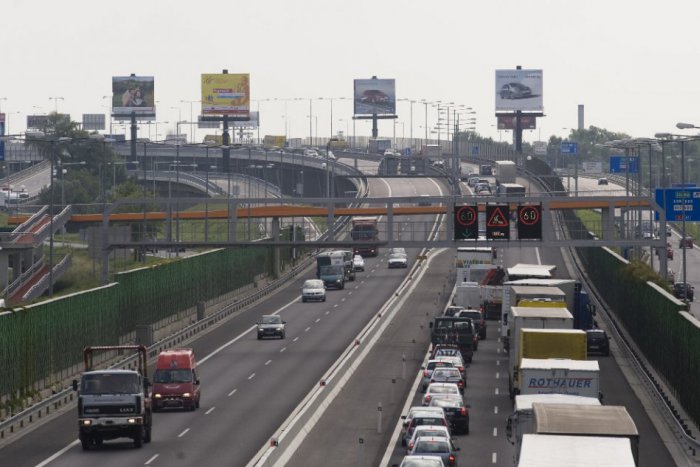 Ilustračný obrázok k článku Vodiči, pozor!  V noci začnú meniť dopravné značenie na zjazde z Prístavného mosta