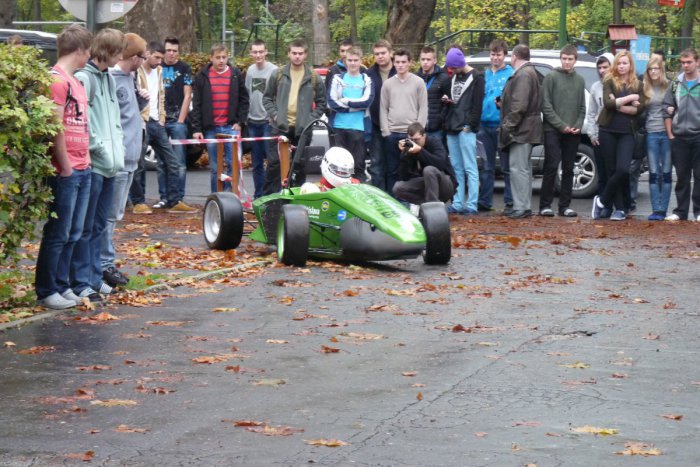 Ilustračný obrázok k článku Pozrite si to vo VIDEU: Pri bystrickom parku jazdili formuly